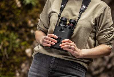 NIEUW én REVOLUTIONAIR: De Kite Optics 12x42 ED, 16x42 ED en 20x42 ED Stabilized verrekijkers APC_42_ED_moodshot2.jpg